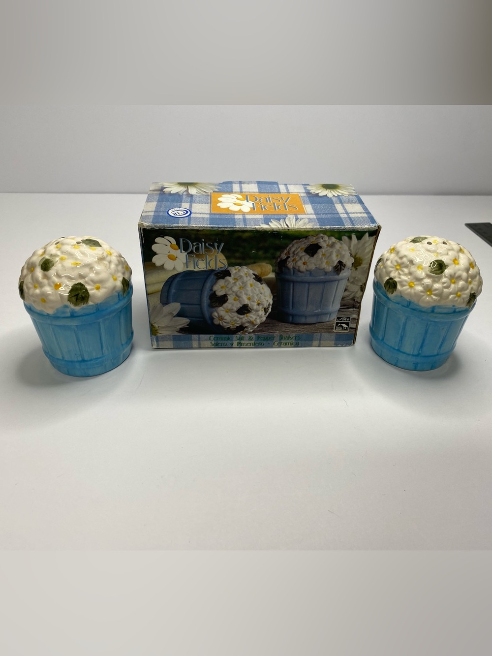 VINTAGE Alco Industries Daisy Fields Ceramic Salt & Pepper Shakers in Box